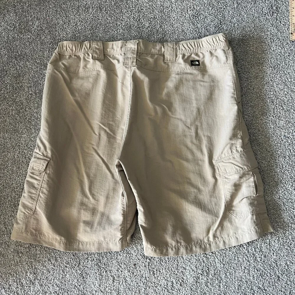 The North Face cargo shorts mens XL‎ tan khaki outdoor hiking casual camping